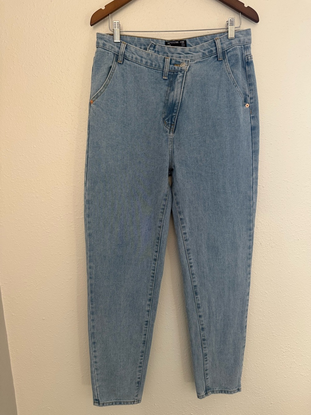 NWT PrettyLittleThing Asymmetric Waist Mom Jeans US 8 Light Wash